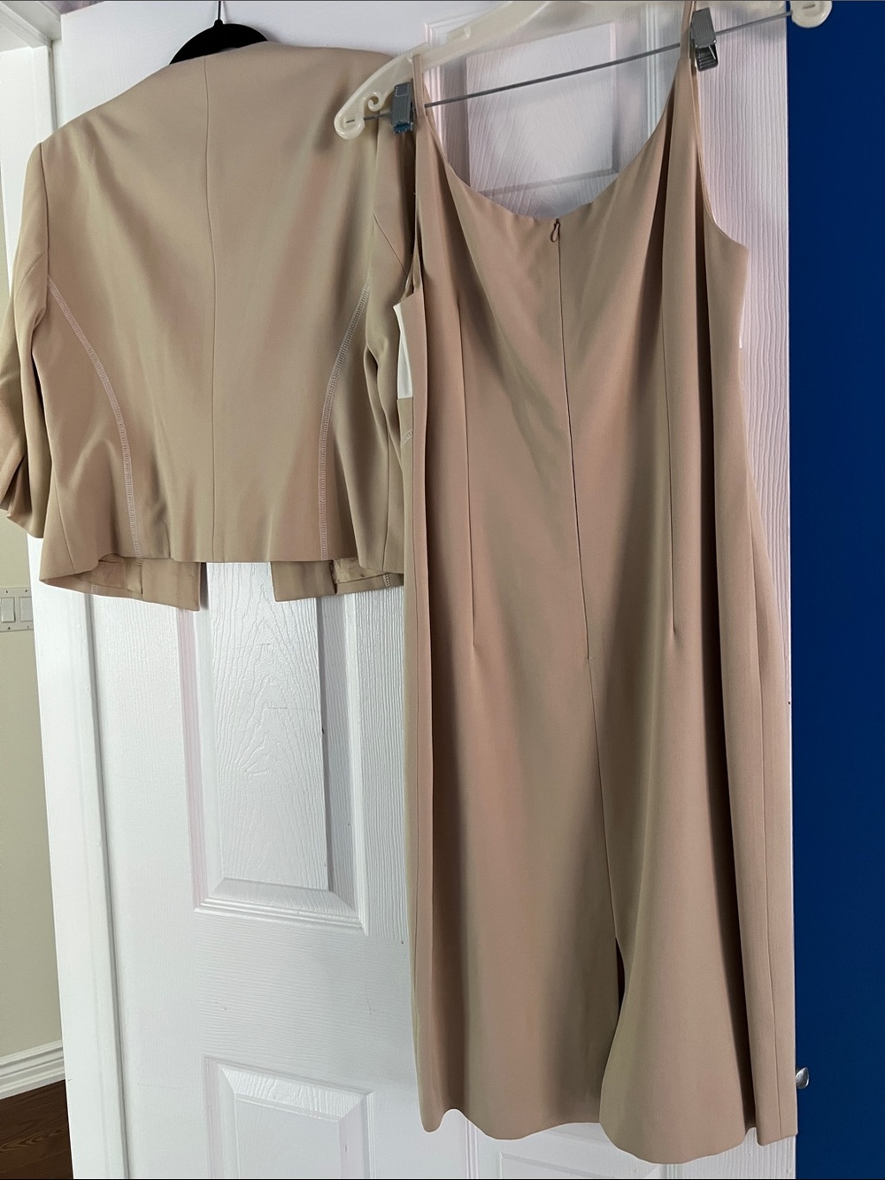 Stunning Two-Piece Women's Beige & Cream Dress and Cropped Jacket Set - Picture 2 of 4